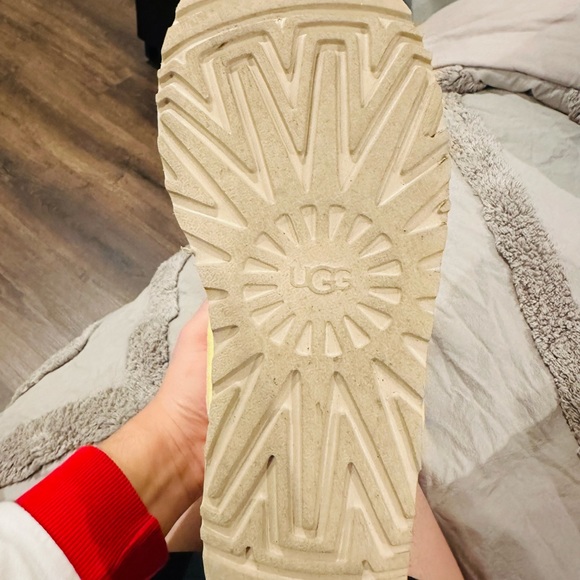 Ugg - Picture 7 of 7